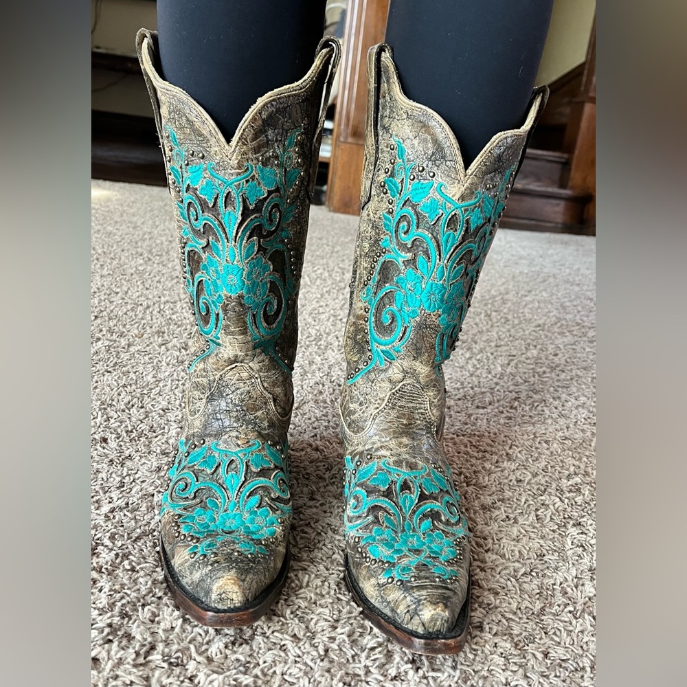 Corral Boots size 7M Turquoise accent